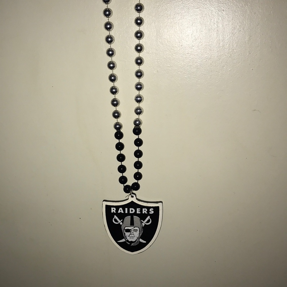 A raiders beads necklace ⚫️⚪️